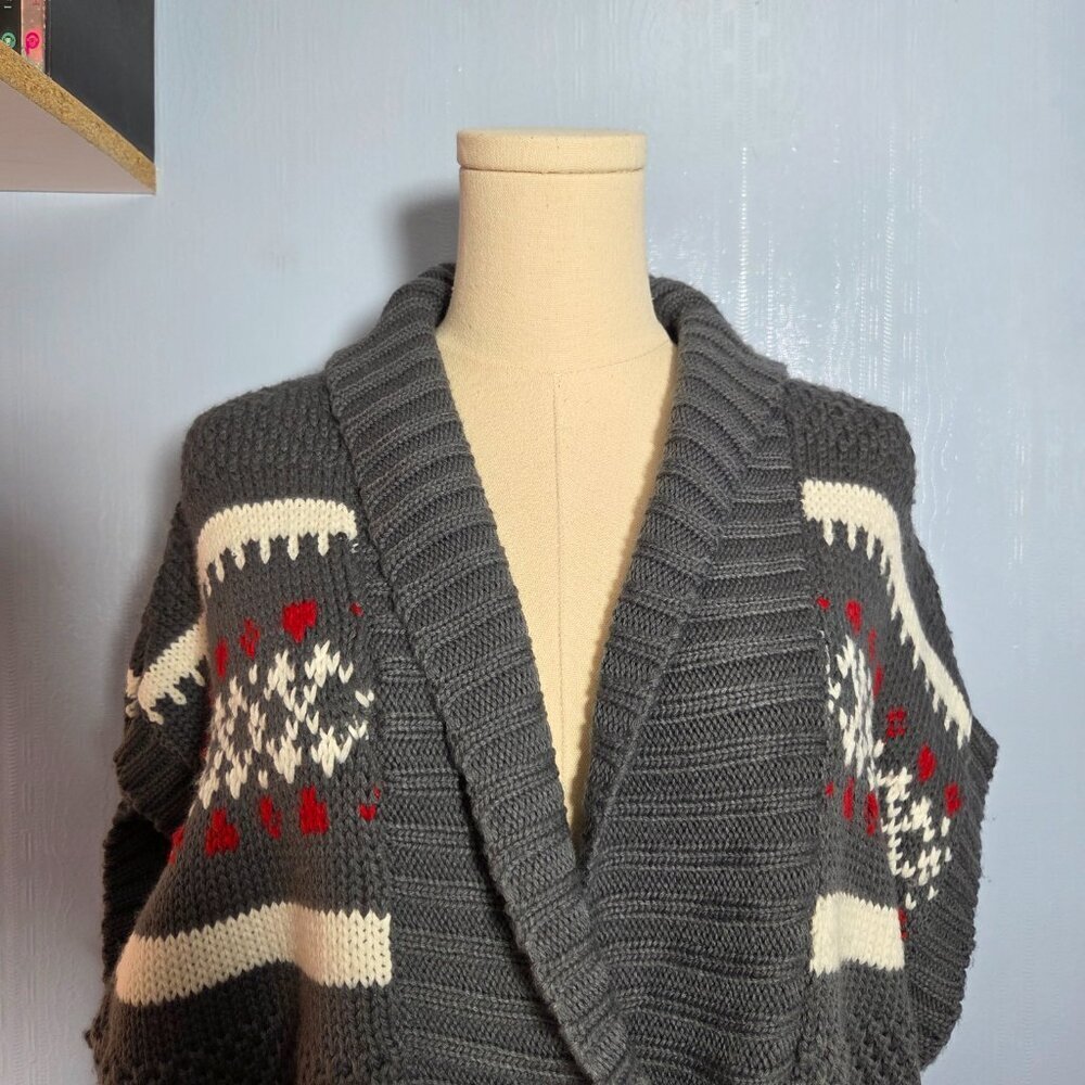Bandolino Denim Medium Gray Red Knit Print Sleeveless Holiday Sweater Vest - Picture 2 of 10